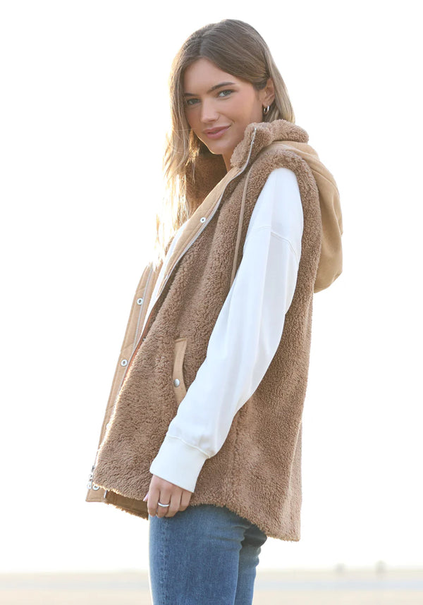 Dylan Weekend Vest in Latte